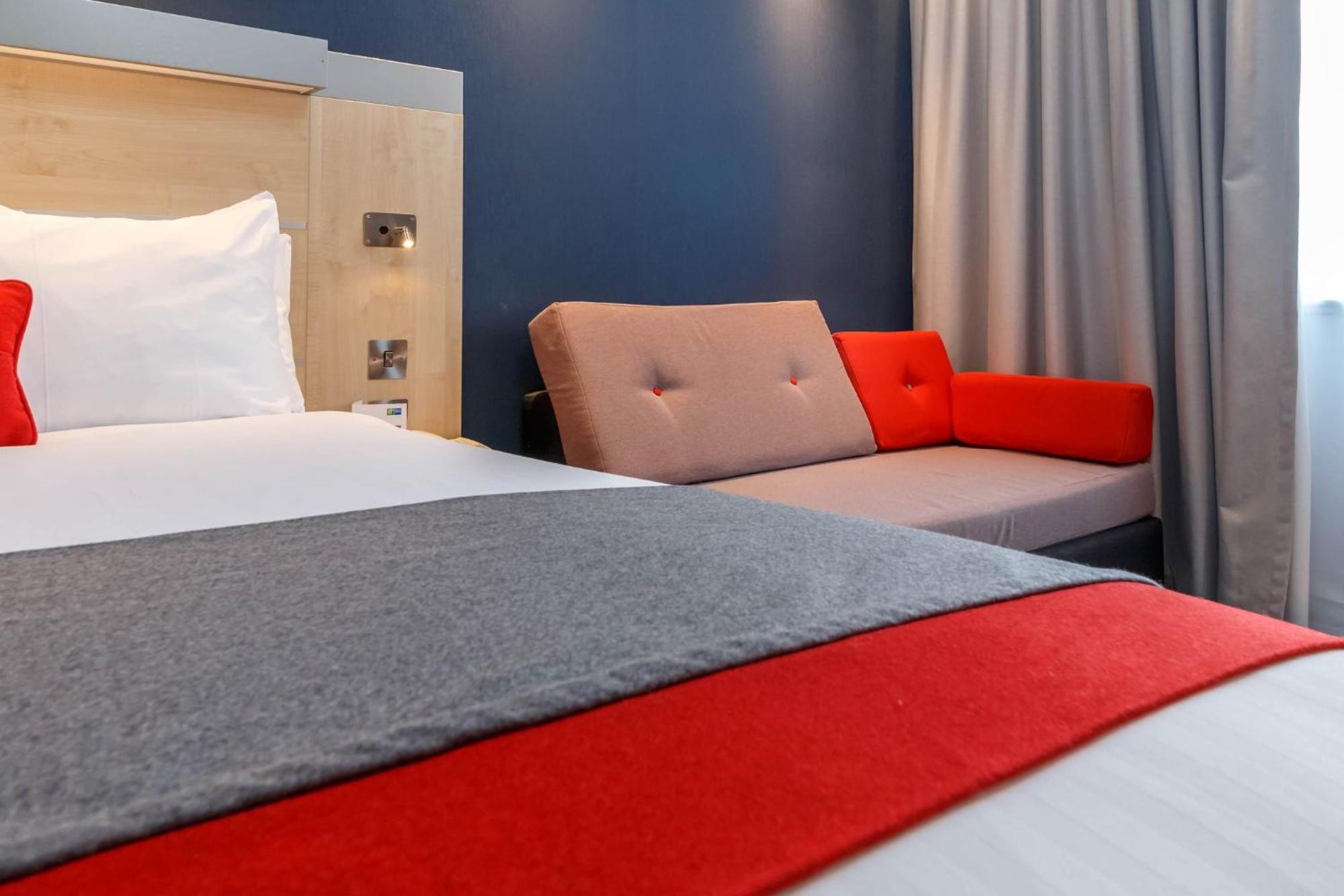 Holiday Inn Express Walsall M6, J10 By Ihg Екстериор снимка